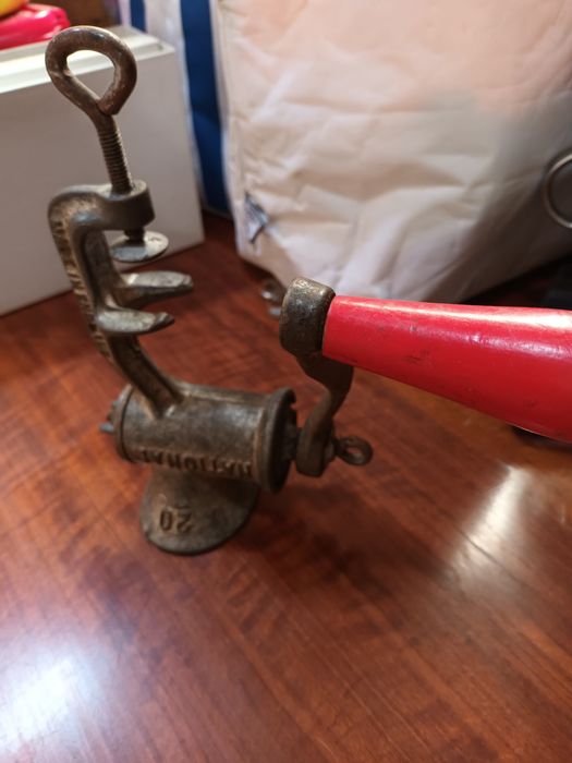 Antiga máquina de moer carne