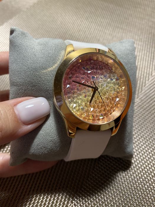 Часы Guess с кристаллами  SWAROVSKI