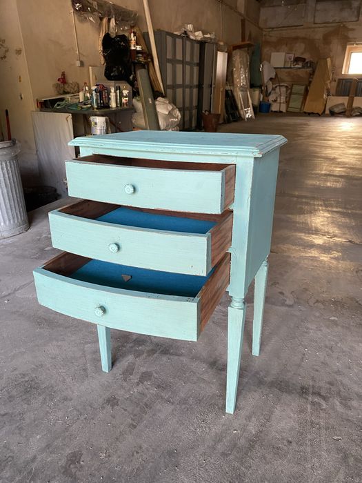 Mesa de cabeceira ou mesa de apoio azul turquesa