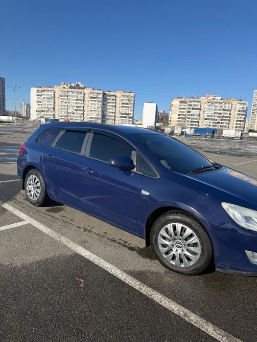 Продаеться гарне сімейне авто в гарному стані перший власник в україні