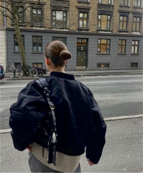 Чорний укорочений бомбер