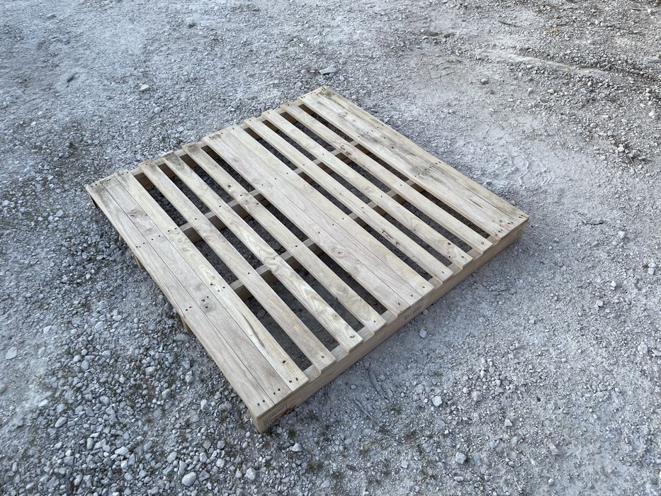Paletes madeira vazias medias