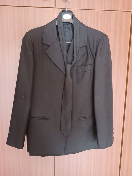 Traje académico feminino,com gravata,2 camisas,pasta,usado duas vezes