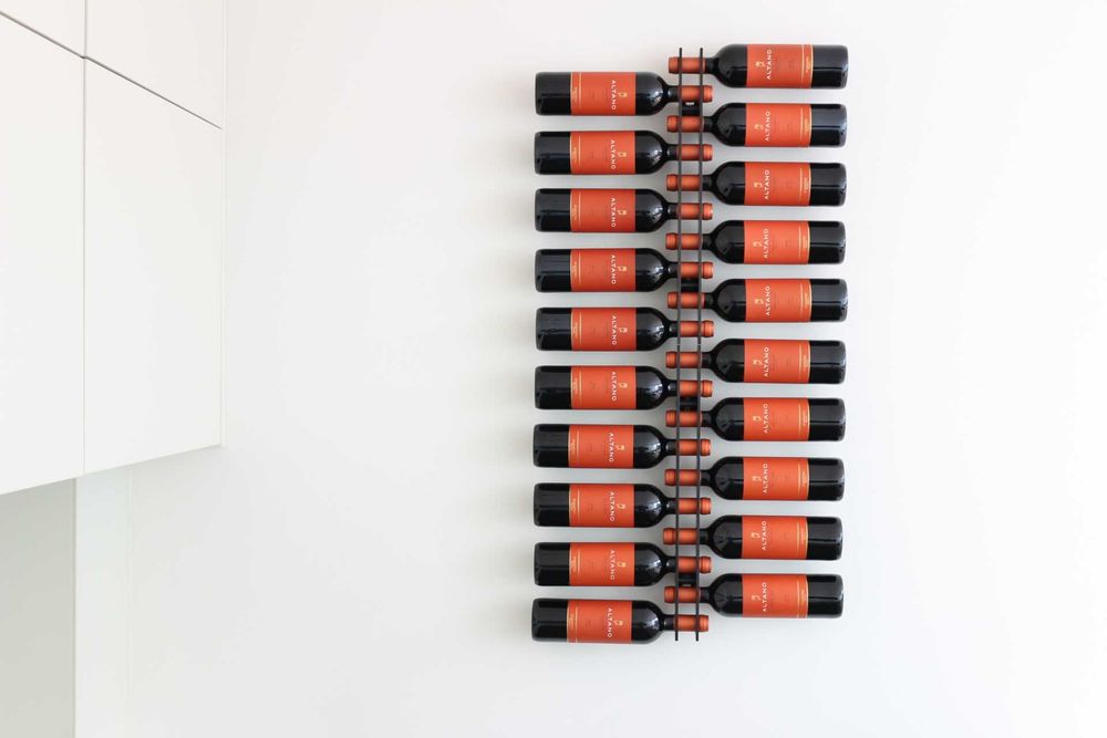 Garrafeira de Parede em alumínio anodizado a preto.