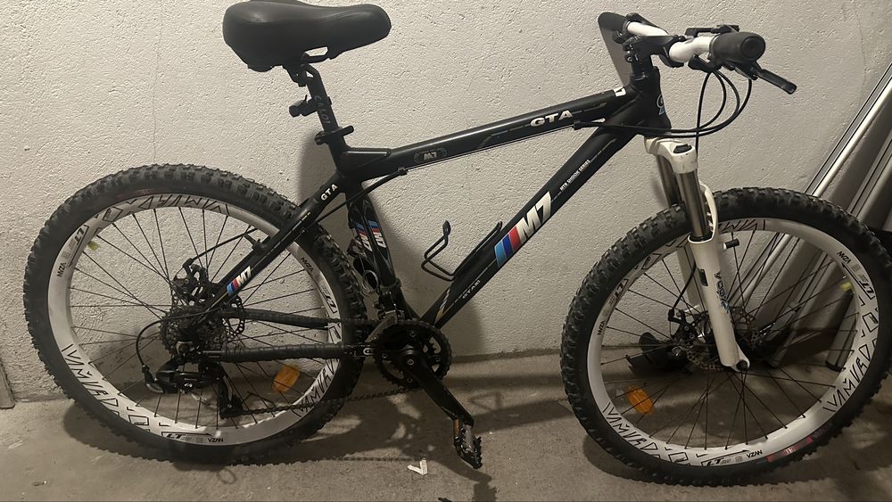 Vendo 2 bicicletas Btt + uma cross