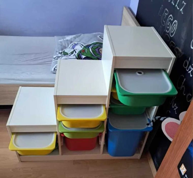 Regał z pojemnikami