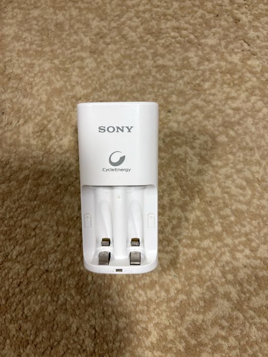 Зарядний пристрій Sony для акамуляторів