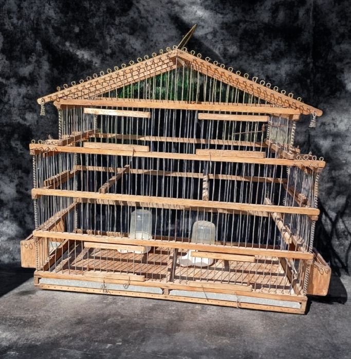 Gaiola antiga em madeira.