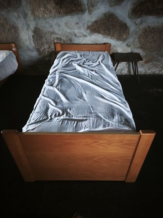 Camas individuais em madeira