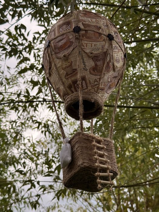 Повітряна куля для інтерʼєру кавʼярні.