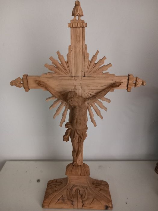 Cruz em madeira nova