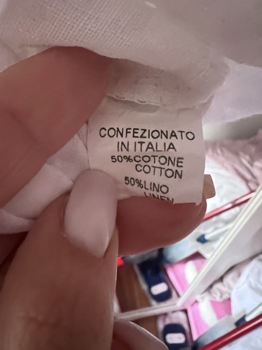 Biala bluzka z haftem na rekawkach.