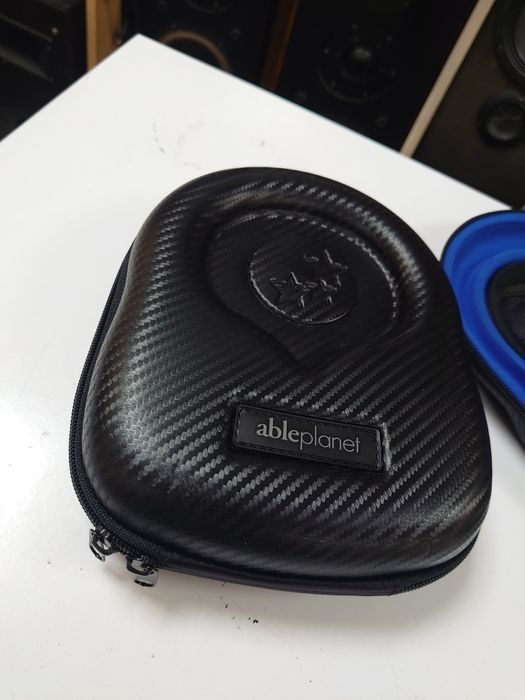 Жёсткий высококачественный плоский чехол для наушников.