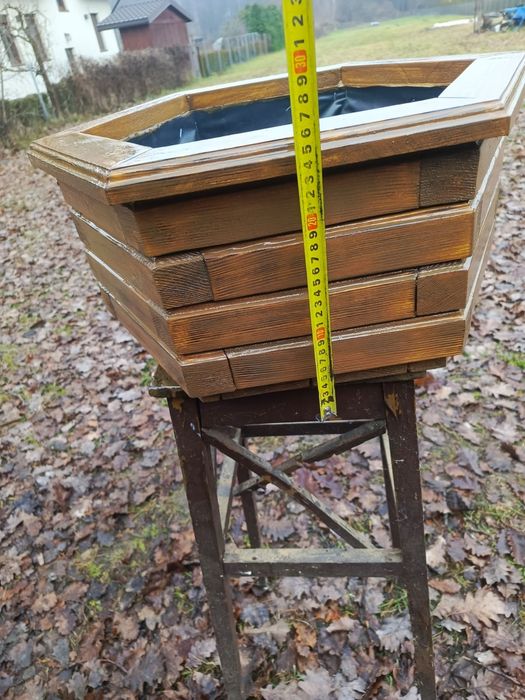 Sprzedam drewnianą donicę