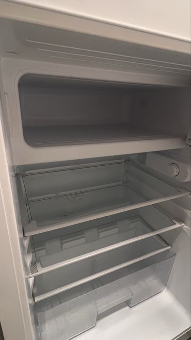 Однокамерний вбудований холодильник з морозильною камерою Beko