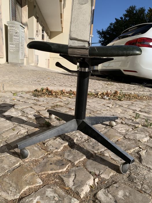 Cadeira giratória Daciano da Costa / Linha "Cortez"