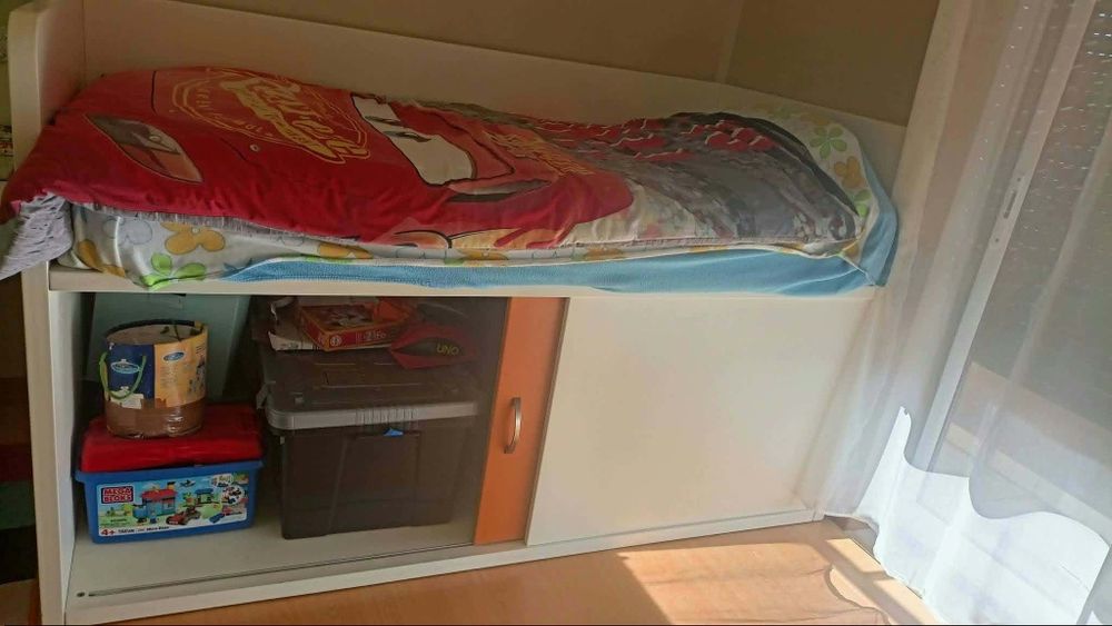 Cama de solteiro com arrumação