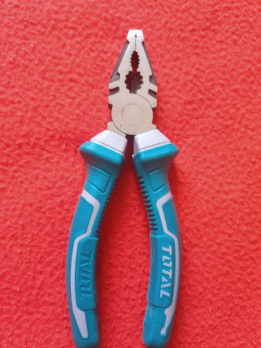 Плоскогубцы Total 200 мм