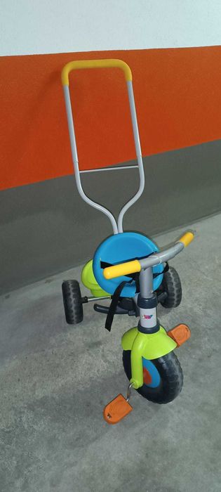 Triciclo Infantil com pega de empurrar e apoio de pés