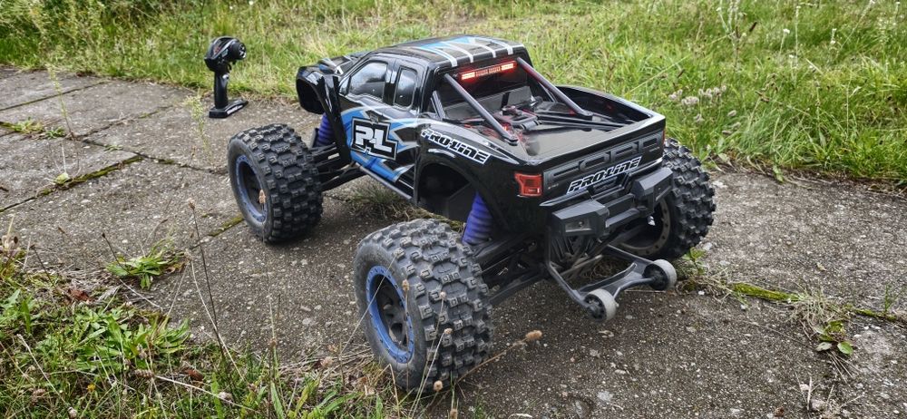 Traxxas xmaxx 8s plus mnóstwo części