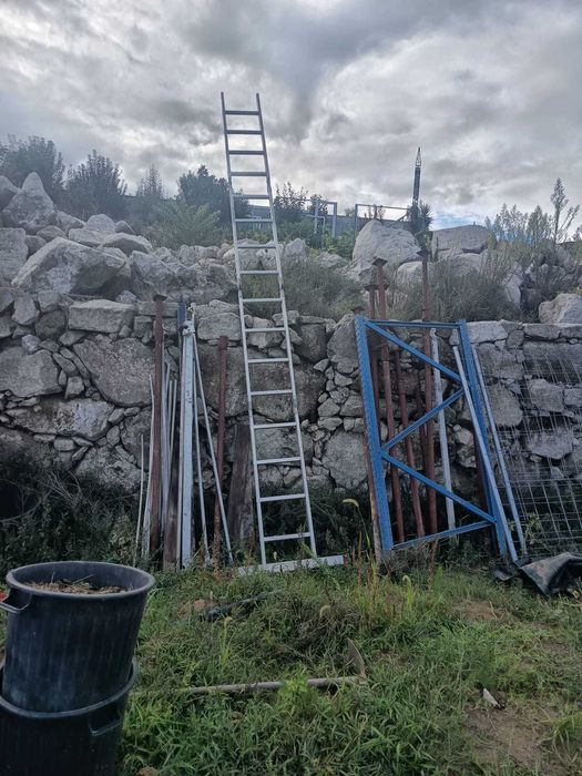Escada para obras com cerca de 7m