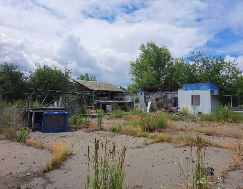 Комерційне приміщення з територією 67 сот земля у власности