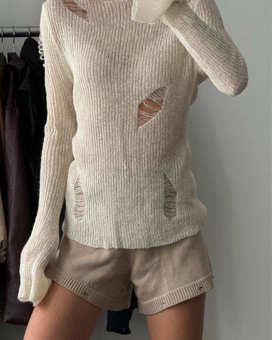 вʼязаний молочний лонгслів з рваностями