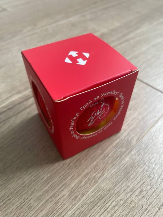 Тенісний мʼячик Нова Пошта з підписом Світоліної Еліни