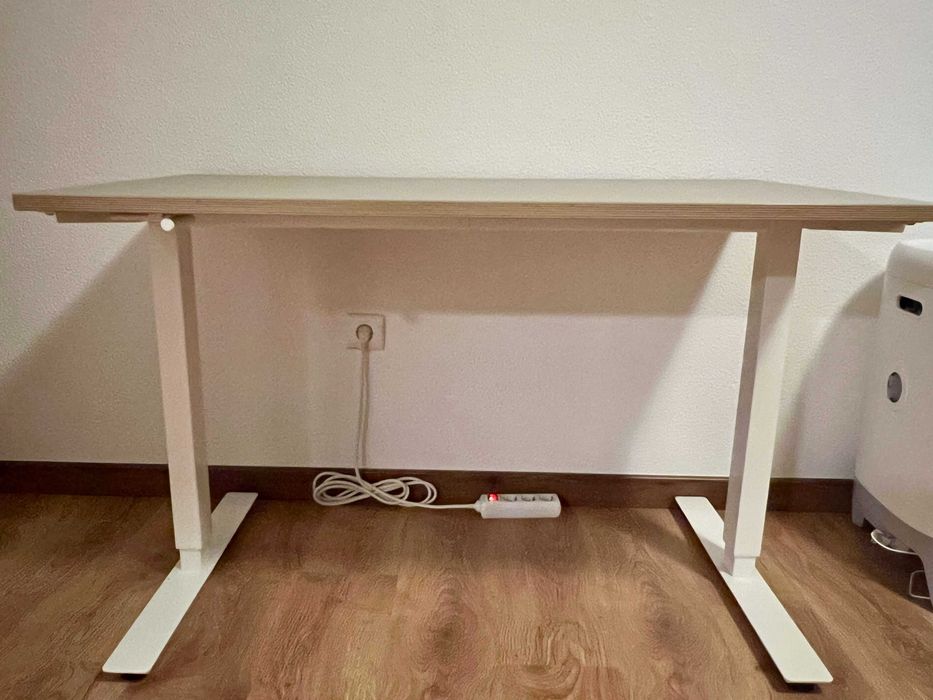 Secretária regulável IKEA TROTTEN 120×70 — bege/branco