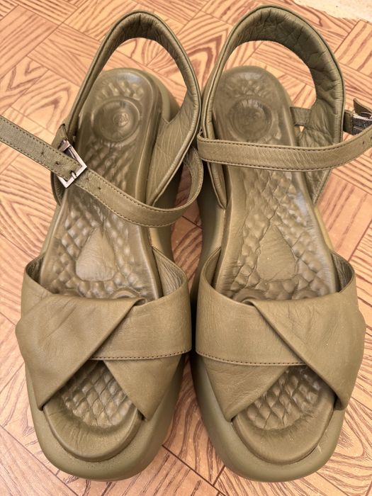 Жіночі босоніжки на платформі Estro