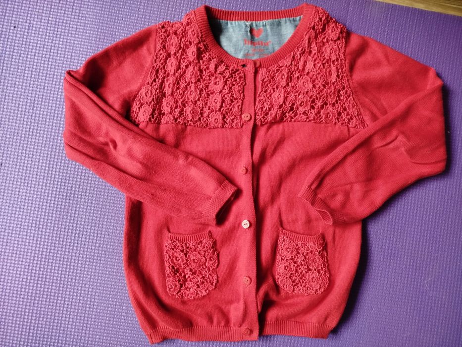 Czerwony sweterek dla dziewczynki