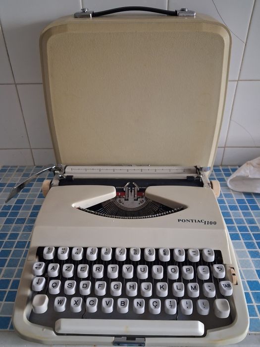 Maquina de escrever antiga