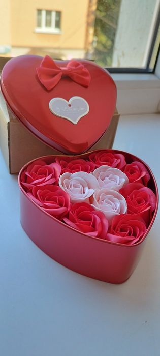 Набір з Мильних Троянд у Подарунковій коробці