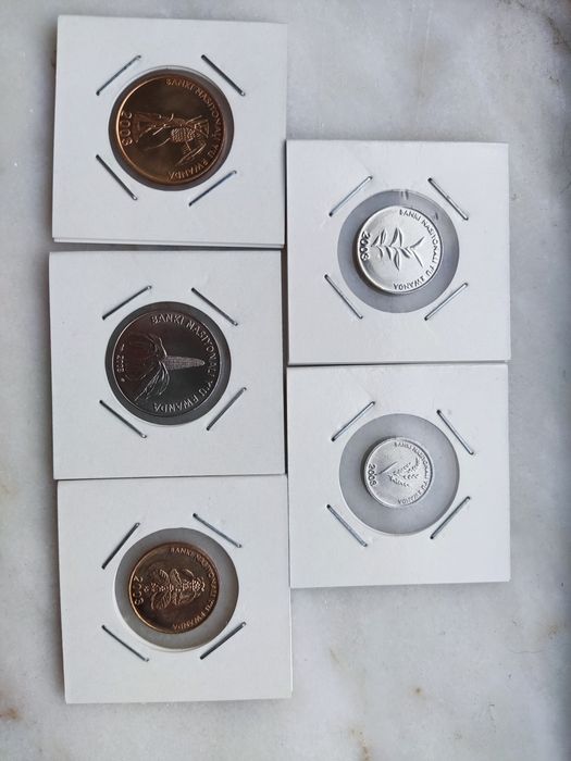 Lote 44 moedas do mundo