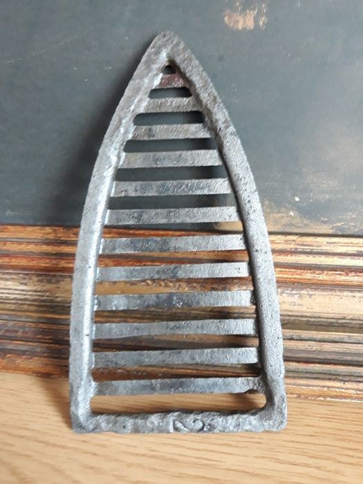 Grelha para ferro de engomar a carvão antigo