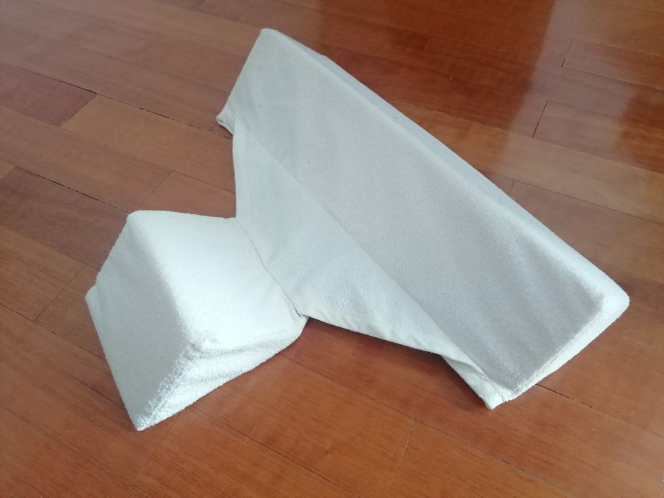Almofada para auxiliar na posição correta do bebé dormir