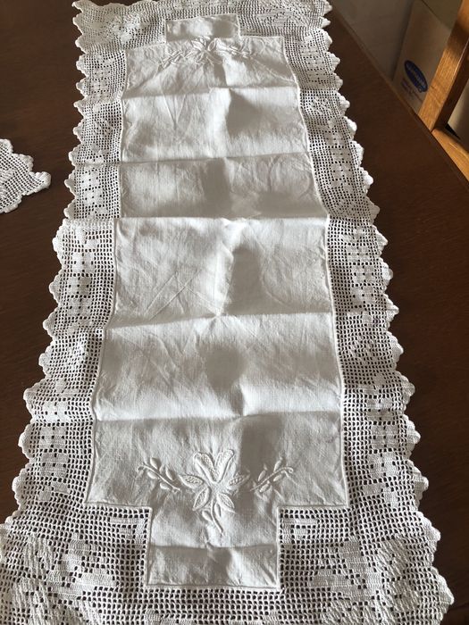 Conjunto de 3 naprons em linho branco em reda feito á mão