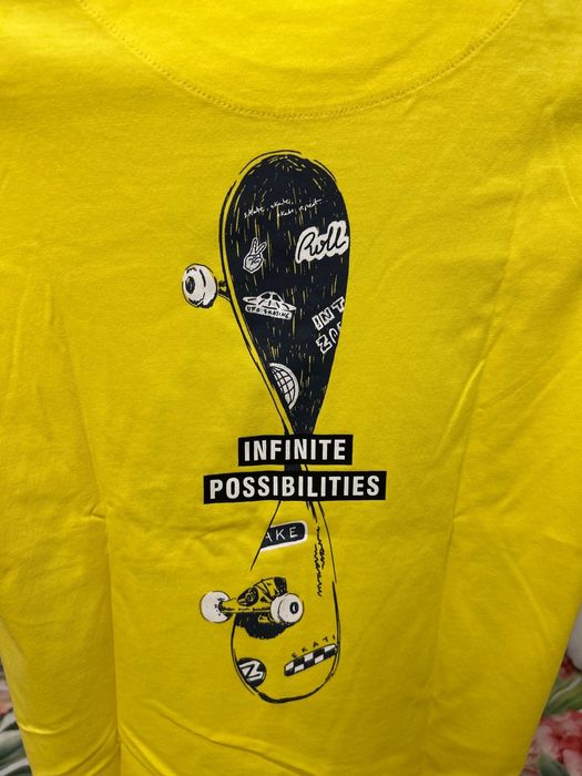 T-shirt amarela ideal para rapaz