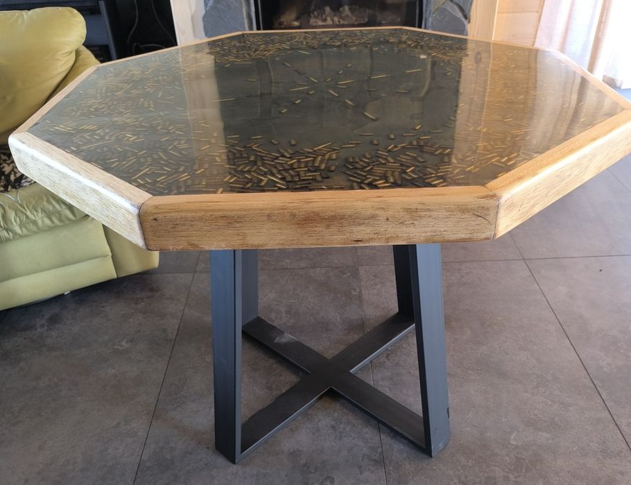 Stół z żywicy z łuskami