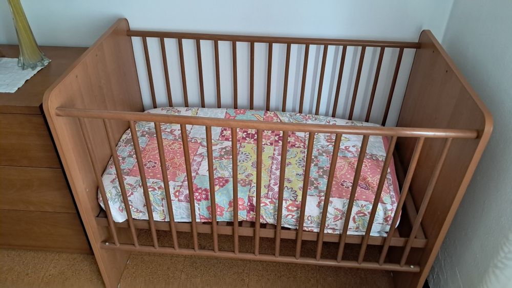 Cama de grades de bebé