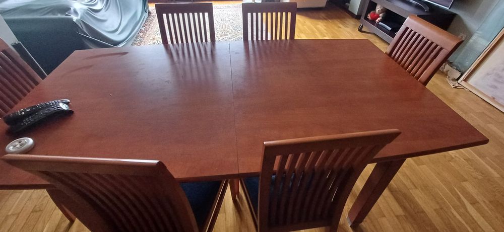 Mesa de jantar, cadeiras e aparador