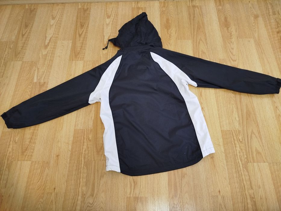 Спортивна вітровка