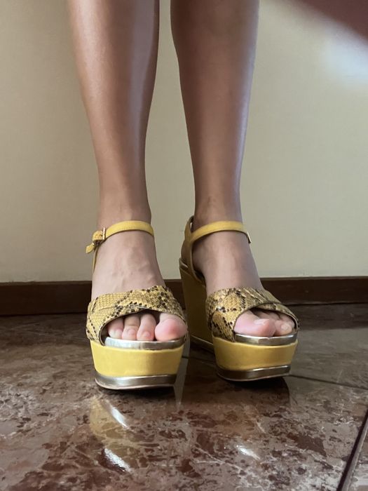 Sandalia amarela Luciano Barachini