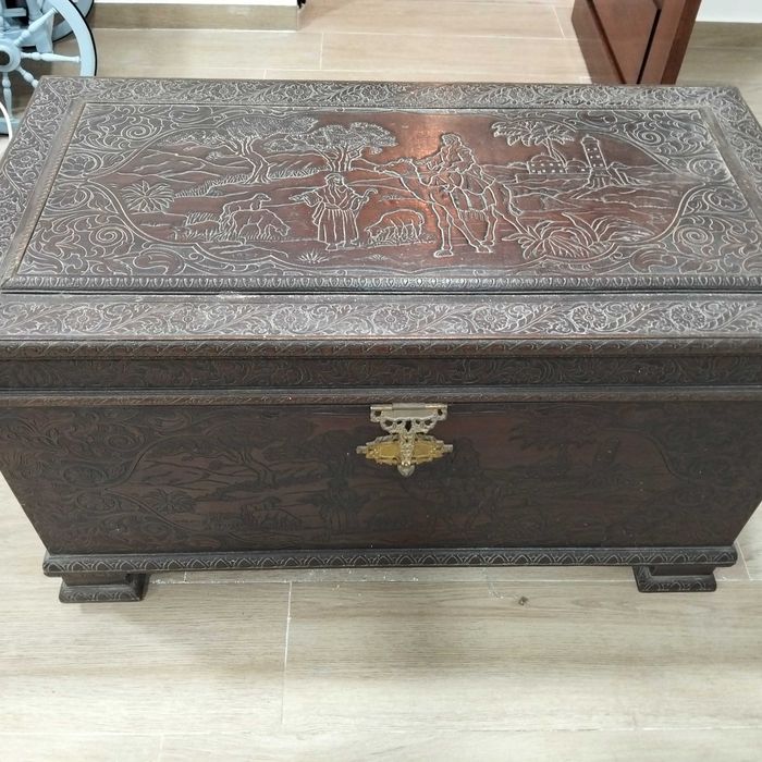 Baú com gravuras antigo