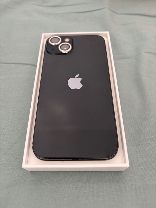 iPhone 13, 128 GB, preto, em bom estado, cabo incluído.