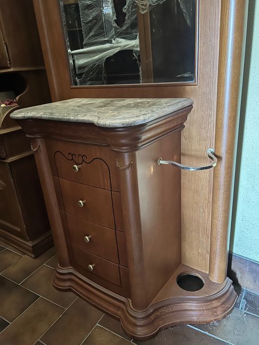 Vendo móvel de entrada em madeira com espelho e bengaleiro