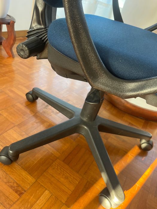 Cadeira de escritório com rodas com regulação de altura