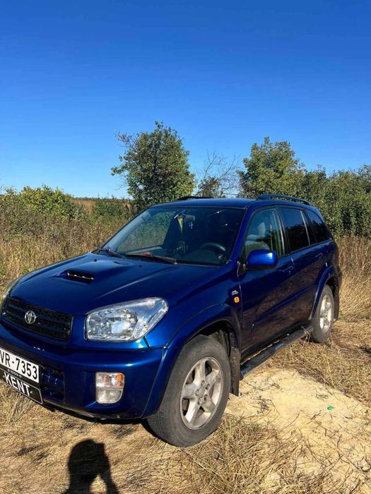 Toyota Rav4 2003р
Двигун 2.0 дизель, заводиться тільки із швидкого старту, не димить, не сапунить.
Кпп 5ст працює чудово.
Ходова частина працює кожну ямку без зайвих звуків.
Заднє скло віддаю в комлекті.
Кузов автомобіля в дуже гарному стані, варить та красить не потрібно.
Салон доглянутий, все працює.
Можливий обмін та пригон.