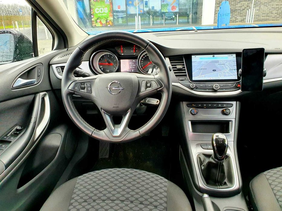 Opel Astra Wynajem/ Wynajem na lotnisku