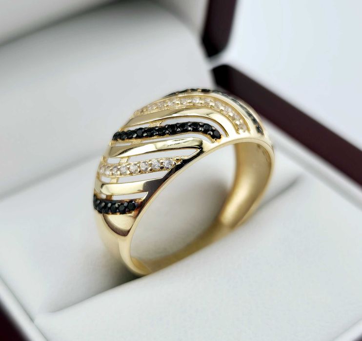 Złoty pierścionek z czarnymi kamieniami 3,32g PR.585 14K R.24